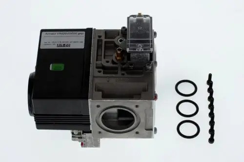 Bosch Gasarmatur mit Elektronikmodul, vorderseitig sichtbaren Anschlüssen und Dichtungen, neben mehreren O-Ringen auf hellem Hintergrund platziert.